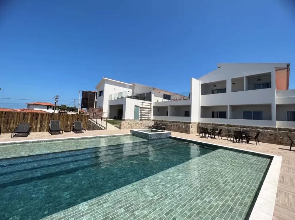 Fachada da Le Ange Mar com a piscina