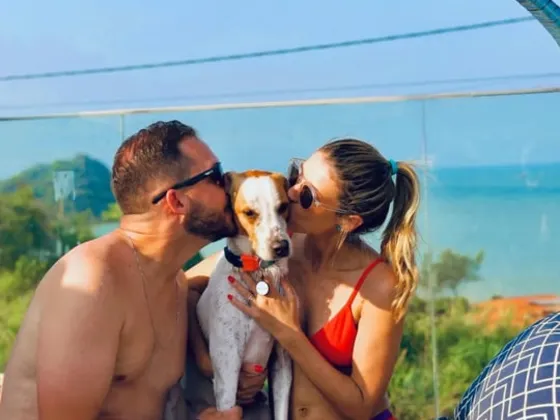 Casal com o cachorro na Le Ange Mar