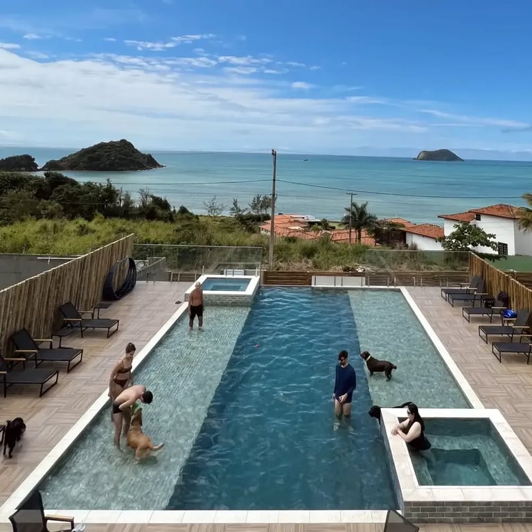 Piscina da Le Ange Mar com o mar de Búzios ao fundo