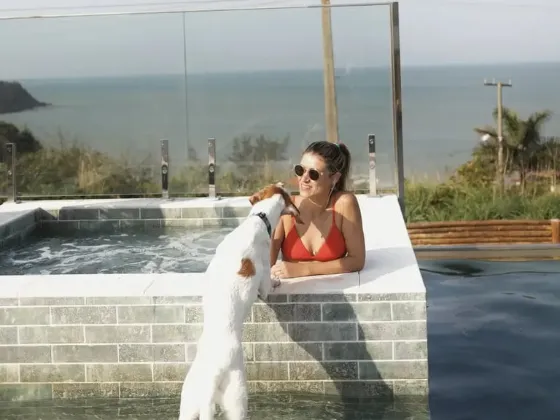 Hóspede com o pet na hidromassagem