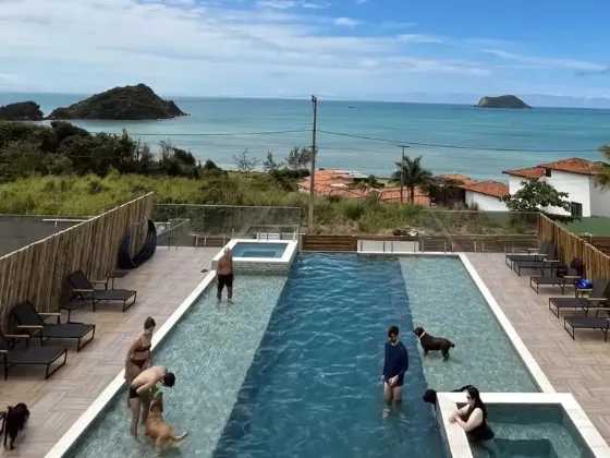 Piscina da Le Ange Mar com vista para o mar